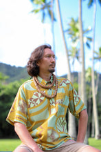 Load image into Gallery viewer, ʻOliʻoli Pullover Aloha Shirt in Limu
